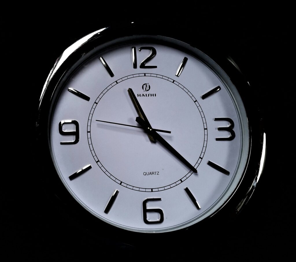 時計が11時22分を指している画像。エンジェルナンバー1122のサインを示す