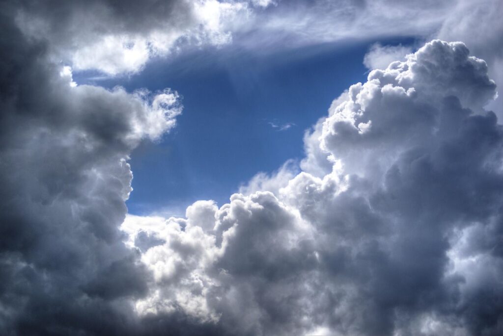 白い雲と光のコントラストが美しい空。エンジェルナンバー1122のサインを感じる瞬間